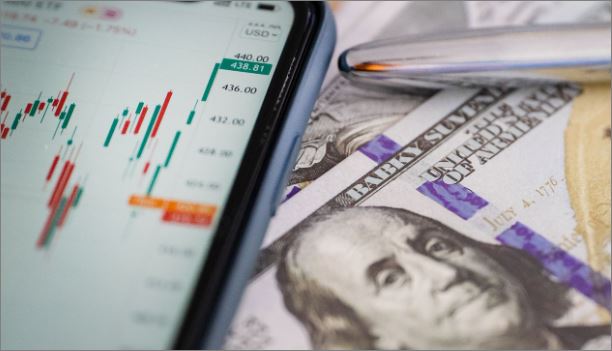 Τα Αμοιβαία Κεφάλαια (ΑΚ) αποτελούν ένα θεσμό συγκέντρωσης κεφαλαίων από έναν μεγάλο αριθμό επενδυτών... Τα Αμοιβαία Κεφάλαια (ΑΚ) αποτελούν ένα θεσμό συγκέντρωσης κεφαλαίων από έναν μεγάλο αριθμό επενδυτών...